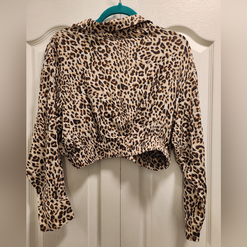 Leopard Print Women's Cropped Blouse Top - Picture 2 of 2